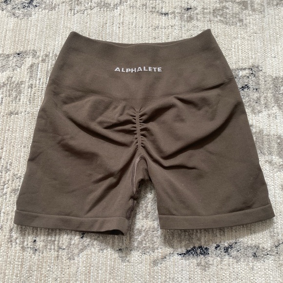 Alphalete amplify 4.5 inch shorts in mocha - Picture 3 of 8